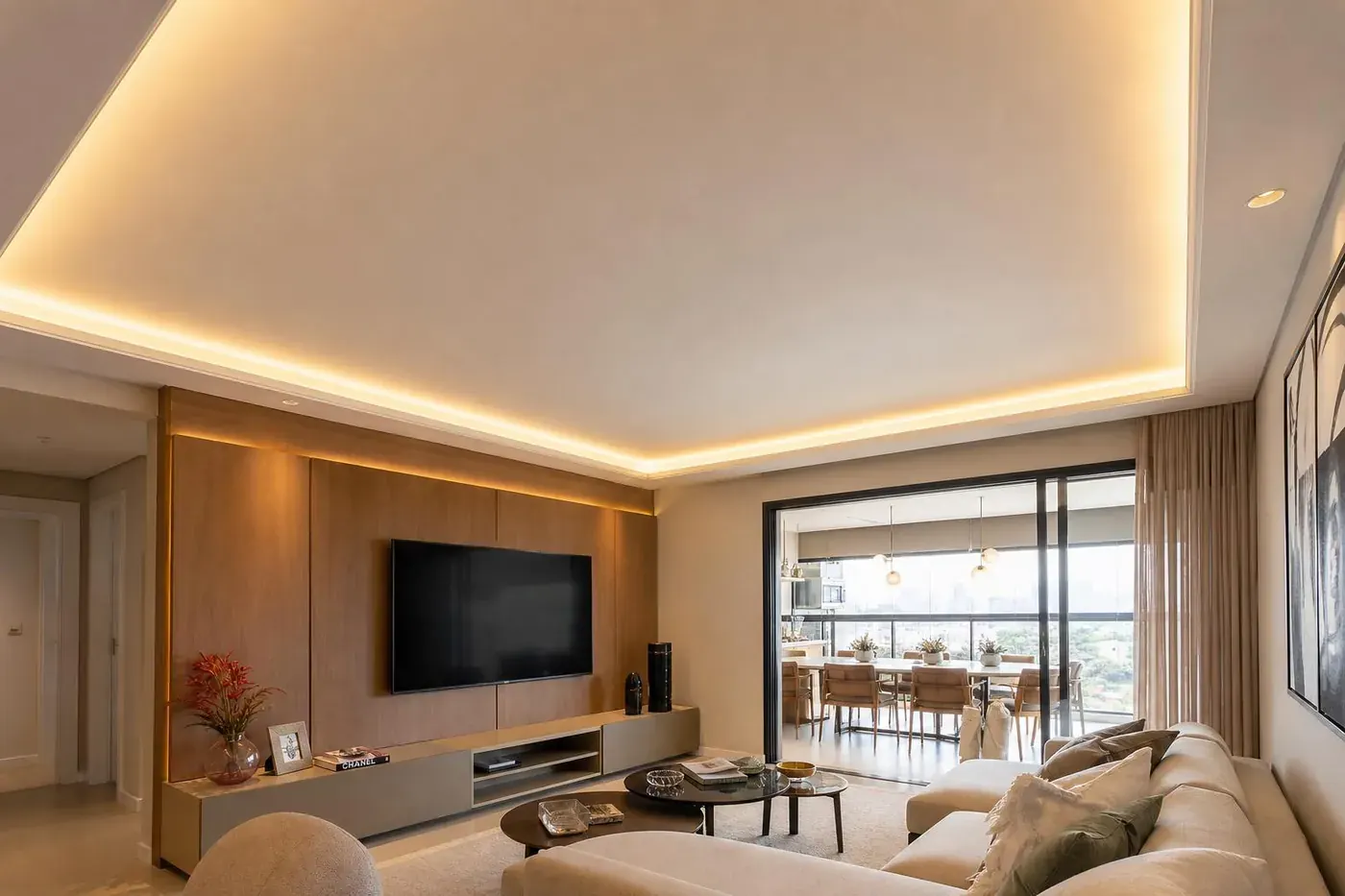 Sanca de drywall com iluminação indireta em LED em sala moderna de apartamento em São Paulo